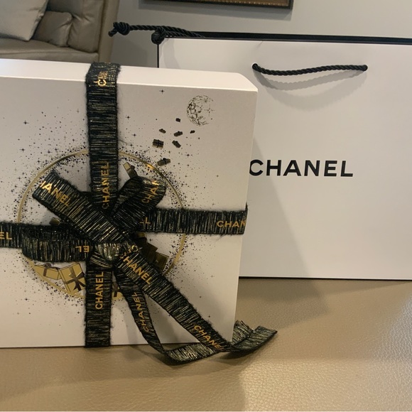 Chanel Holiday 2023  Gift Box White Gold - Picture 3 of 3